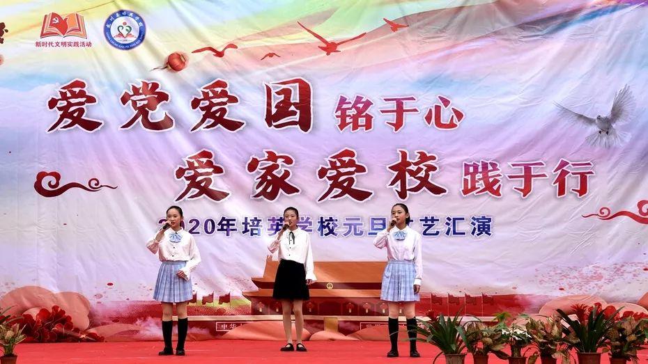 羡慕！周一围朱丹恋爱中的甜蜜瞬间，用手接朱丹吐的核